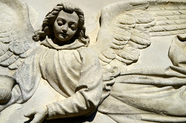 Engel auf einem alten Grabstein