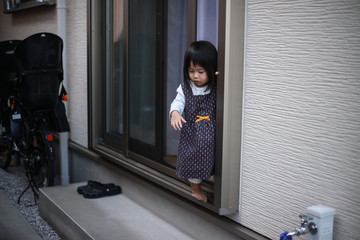 一人で外に出ようとする女の子