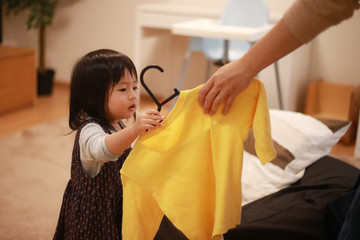 洗濯物を干す手伝いをする女の子