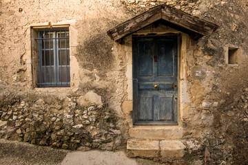 Fototapeta na wymiar The blue door, Mirmande in Provence, France