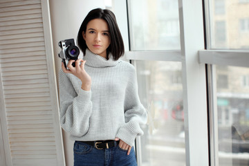 Obraz premium Portrait of a beautiful young woman with a camera, lifestyle