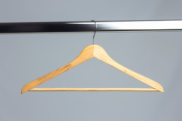 Perchas para colgar la ropa; perchas vacías