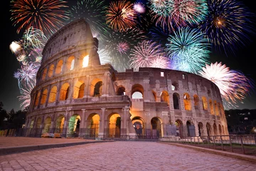 Foto op Plexiglas Kleurrijk vuurwerk boven het Colosseum in Rome, Italië. Oud en Nieuw vieren © Daniel CHETRONI
