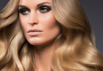 Obraz premium Piękne włosy kobieta długie kręcone fryzury makro naturalny makijaż