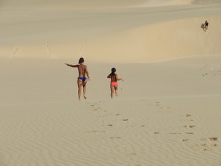 Corre sulla spiaggia fra le dune, Capo Verde, isola di Boavista