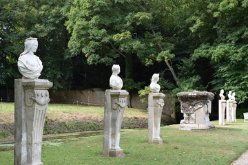 statue