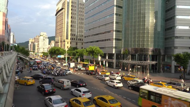 Timelapse of an intersection in Taipei, Taiwan with lots of mopeds and cars, 4k