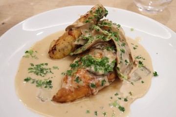 Poulet grillé sauce aux morilles dans une assiette blanche