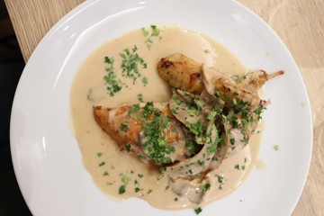 Poulet grillé sauce aux morilles dans une assiette blanche