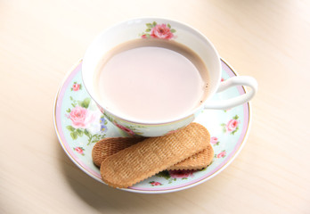 Hot milk tea with crackers