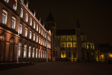 Fototapeta na wymiar The night streets of the French city of Caen