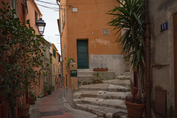 Naklejka premium Streets of the French city of Menton on a cloudy day
