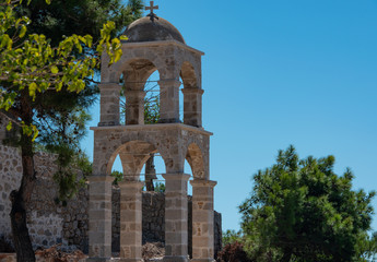 Glockenturm einer Kirche im Gebirge auf der Insel Kos Griechenland