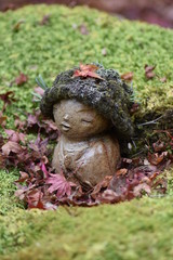 こども地蔵と落葉