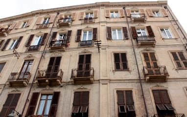 Fototapeta premium Altes Haus mit großen Fenstern