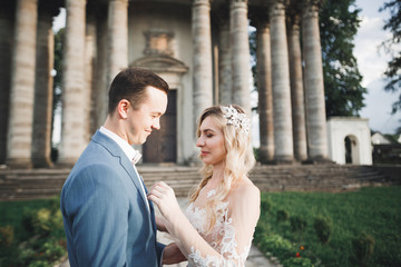 Naklejka premium Wedding couple holding hands, groom and bride together on wedding day