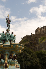 Obraz premium Ross Fountain and Edinburgh Castle in Edinburgh , Scotland