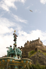 Obraz premium Ross Fountain and Edinburgh Castle in Edinburgh , Scotland