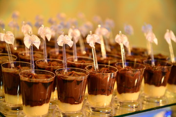 chocolate and vanilla, sweet shop, dulce de leche, condensed milk, chocolate candy, soft brigadeiro, brigadeiro, sweet shop, chocolate in a glass, brigadeiro in a glass, sweet in a glass