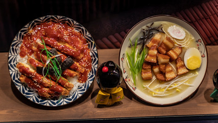 Ramen y fideos orientales en un escaparate. Comida oriental.