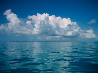 Obraz premium Cloudscape over the blue sea