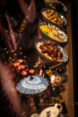 Ramen y fideos orientales en un escaparate. Comida oriental.