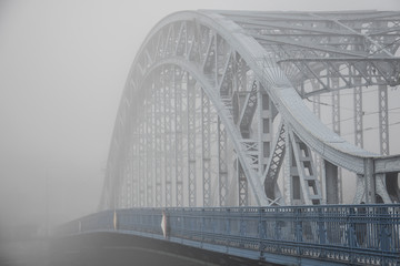 Most we mgle nad rzeką Wisła, Kraków, Polska