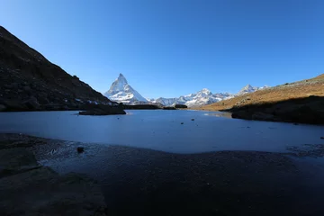Fotobehang gefrorener See und Matterhorn am Gornergrat © Sara