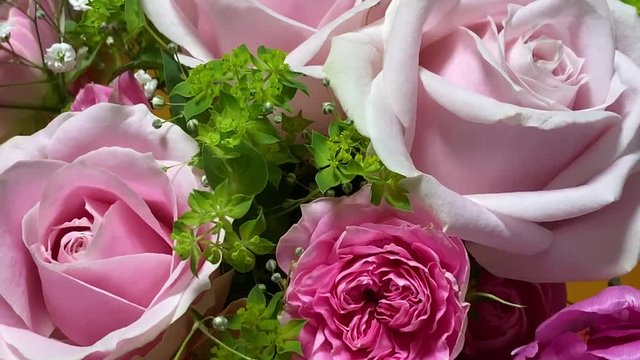 ローズ ブーケ クロースアップ 背景にクリスマスのボックス パンダウン やや右にパン スロー 花束_v06_00480(IMG_4555_4_MOV)