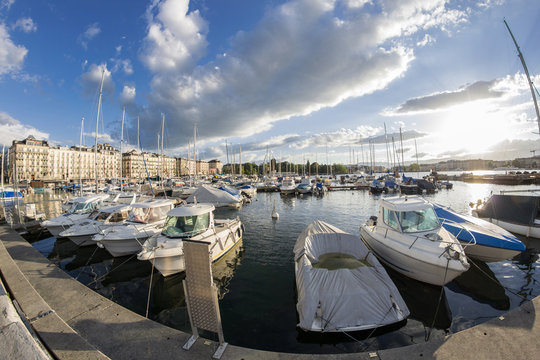 Port ze statkami na jeziorze Genewskim, Genewa, Szwajcaria
