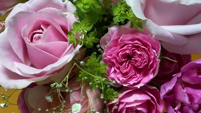 ローズ ブーケ クロースアップ 背景にクリスマスのボックス パンアップ スロー 花束_v05_00479(IMG_4555_3_MOV)