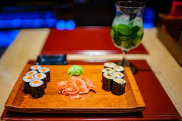 Rolls of Japanese cuisine served in the restaurant with a Mojito cocktail.
