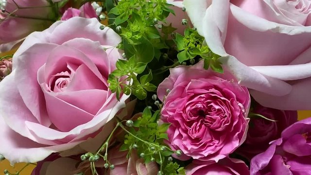 ローズ ブーケ クロースアップ 背景にクリスマスのボックス パンダウン スロー 花束_v04_00478(IMG_4555_2_MOV)