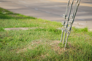 Sling and cable harness pull the electric pole to be strong