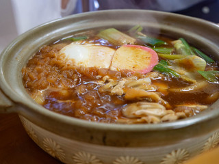 湯気の立つ名古屋の味噌煮込みうどん