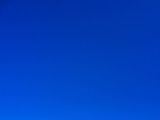 澄み切った雲ひとつない青空