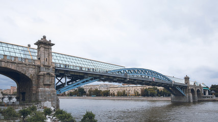 Obraz premium Glazed pedestrian bridge over the Moscow river.