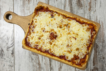 pizza intera rettangolare fatta in casa vista dall'alto particolare.jpg
