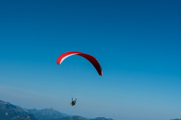 Gleitschirmflieger am Nebelhorn bei Oberstdorf
