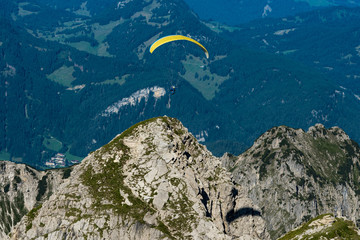 Gleitschirmflieger am Nebelhorn bei Oberstdorf