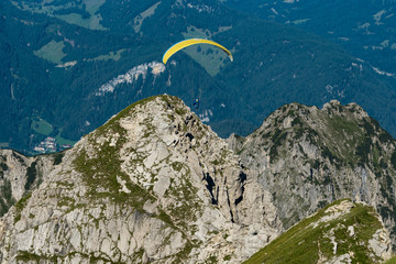 Gleitschirmflieger am Nebelhorn bei Oberstdorf