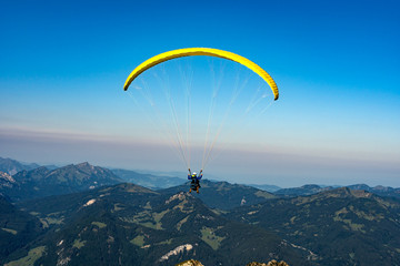 Gleitschirmflieger am Nebelhorn bei Oberstdorf
