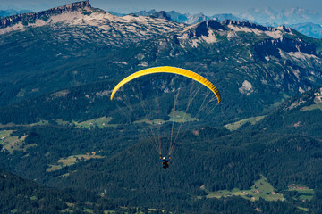 Gleitschirmflieger am Nebelhorn bei Oberstdorf