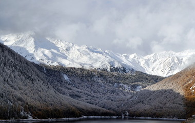 Fototapeta na wymiar Erster Schnee am Vernagstsee im Schnalstal, Südtirol Italien