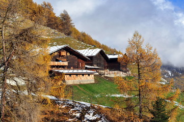 Historische Almh&ouml;fe am Vernagt-See in S&uuml;dtirol, Italien