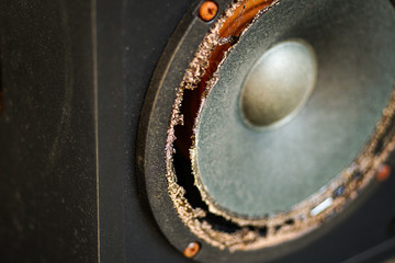 The speaker is broken, used for a long time, the edge of the speaker is broken
