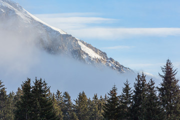 Blick auf das verschneite Lenzerhorn im aufkommenden Nebel – Winter in der Lenzerheide, Schweiz
