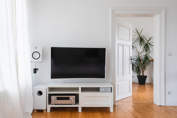 TV und Audioanlage im Wohnzimmer - obrazy, fototapety, plakaty