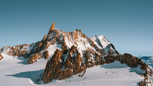 cima di una montagna innevata 