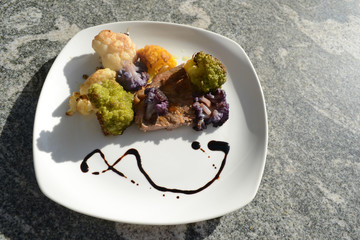 Blumenkohlröschen auf Kalbfleischschnitzel